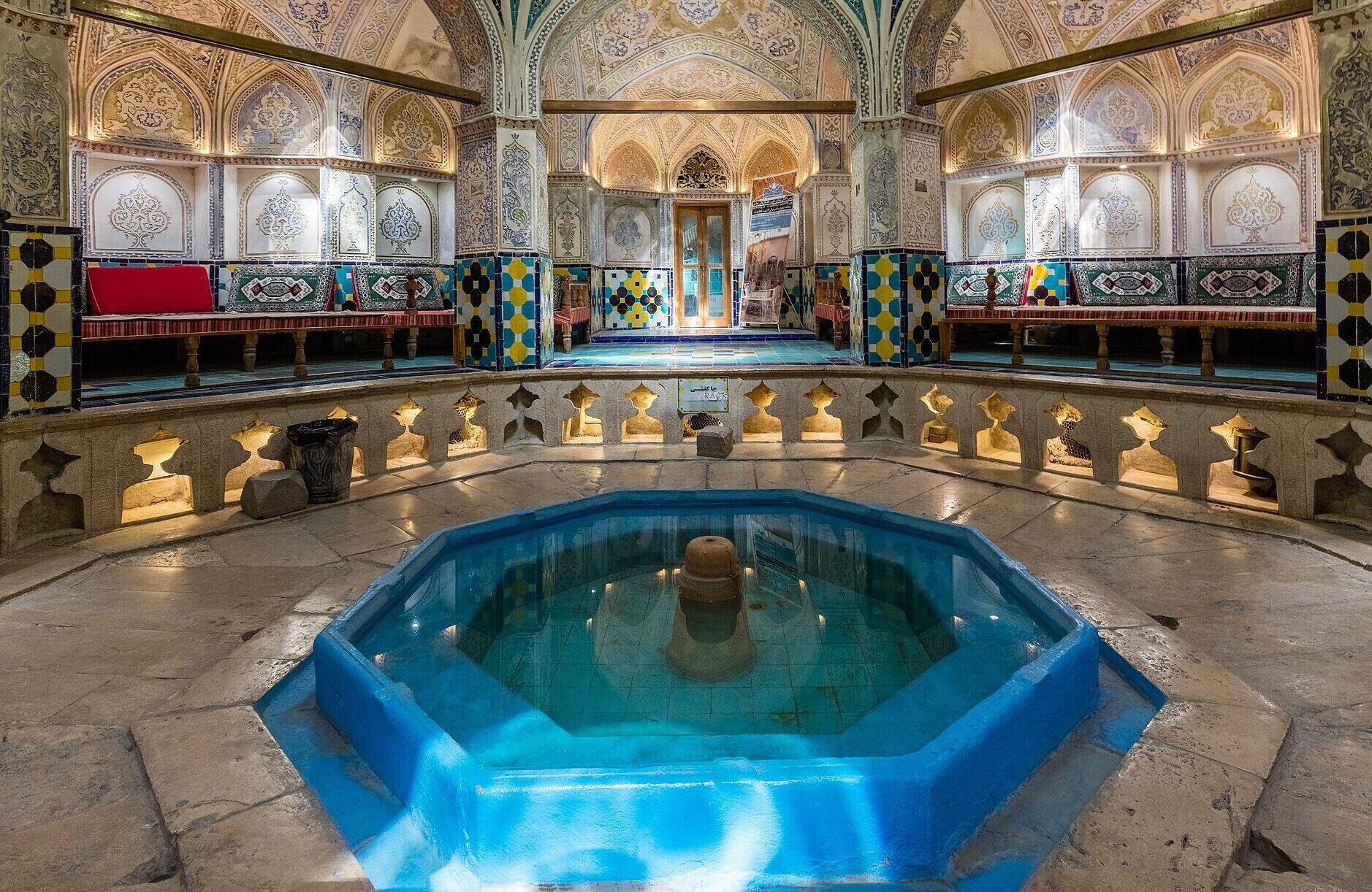 Baños_del_Sultán_Amir_Ahmad,_Kashan,_Irán,_2016-09-19,_DD_50-52_HDR